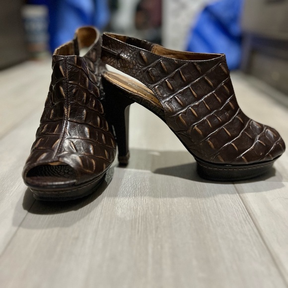 MaxAzria crocodile embossed slingback sandals 37.5 - Picture 3 of 11